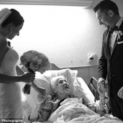 عريس يزور جدته في المستشفى قبل حفل زفافه