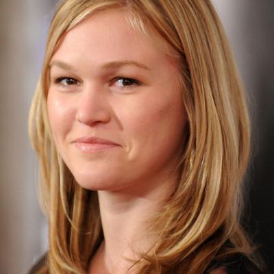 Julia Stiles Reveals Her Engagement Ring