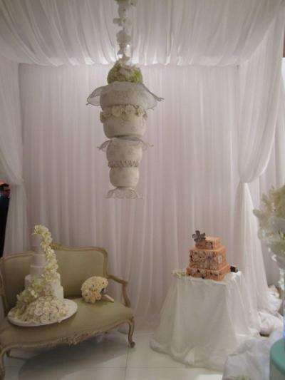 Wedding Cake Idea: Gravity-Defying Wedding Cakes