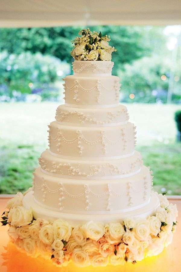75-Foot Veil & 18-Foot Cake! Priyanka-Nick's Wedding Pictures Cause A Meme  Storm On Internet