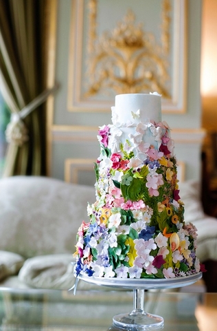 كيكات زفاف مزينة بالأزهار