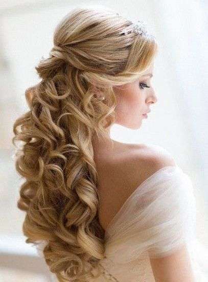 52 Simple Bridal Hairstyles For Curly Hair  Curly bridal hair Simple bridal  hairstyle Curly wedding hair