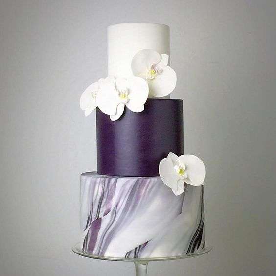 Purple marble cake with white flowers - Enjoy-Cakes